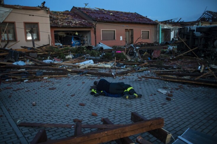 Εικόνες από τον ανεμοστρόβιλος στην Τσεχία©APE/MORAVSKA NOVA VES
