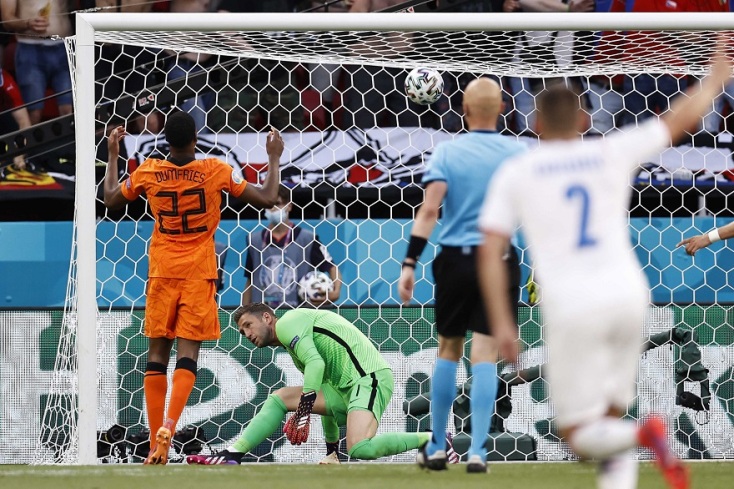 Στιγμιότυπο από τον αγώνα Τσεχία - Ολλανδία