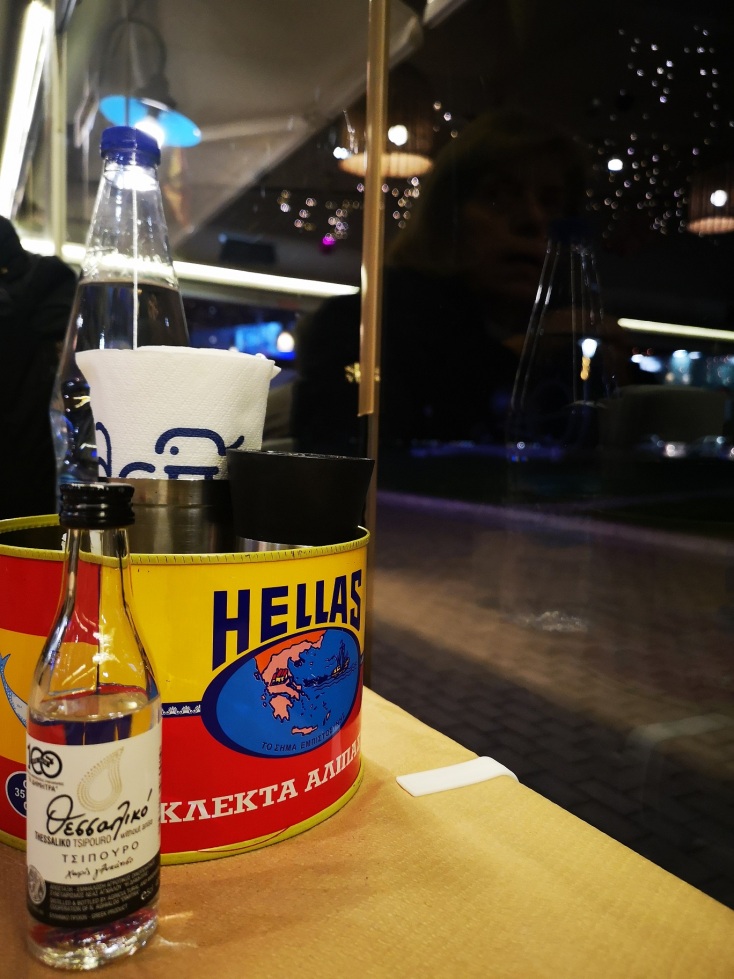 Μπουκάλι και ποτήρι με τσίπουρο σε ταβέρνα του Βόλου