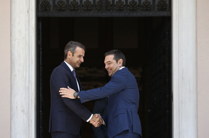 Χειραψία με τον νέο πρωθυπουργό Κυριάκο Μητσοτάκη και αποχώρηση από το Μαξίμου για τον Αλέξη Τσίπρα