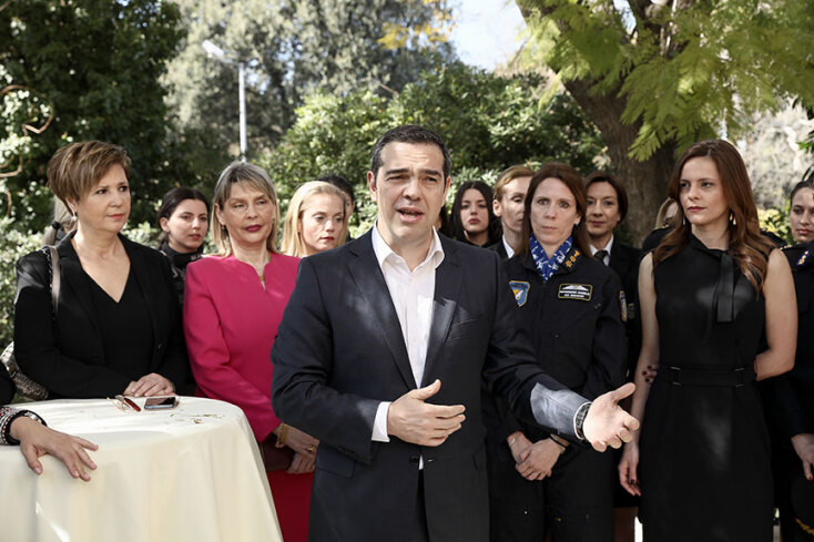 tsipras-gynaikes4