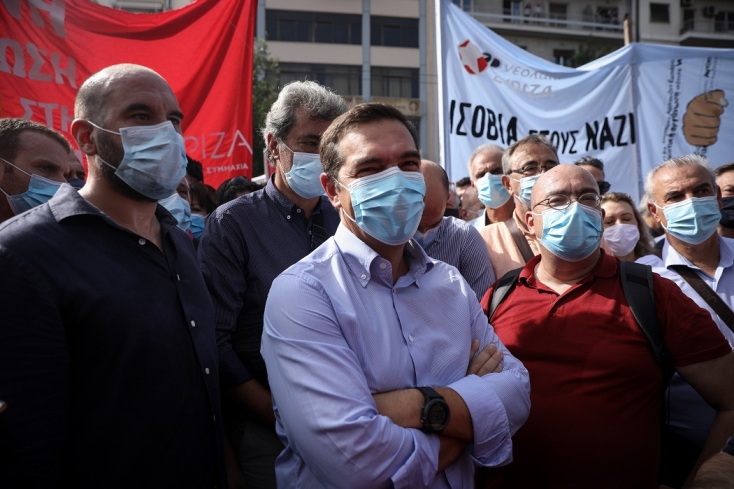 Ο Αλέξης Τσίπρας έξω από το Εφετείο Αθηνών  