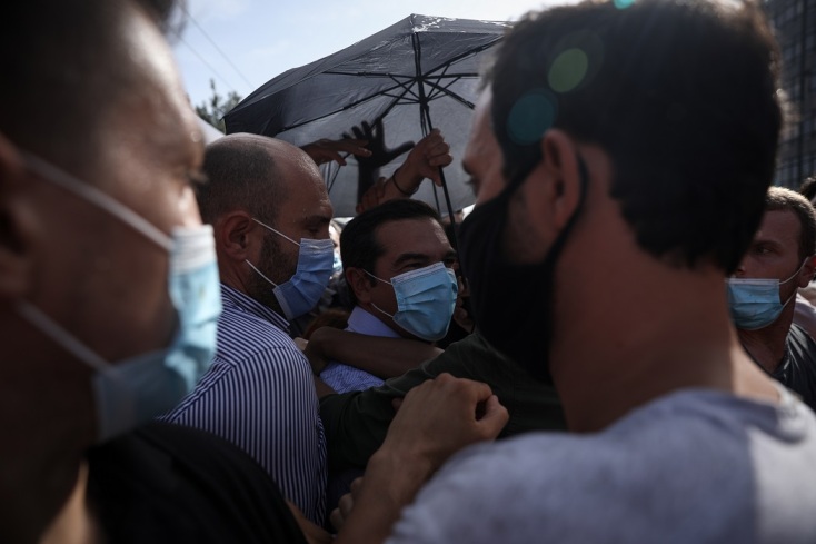 Ο Αλέξης Τσίπρας έξω από το Εφετείο Αθηνών  