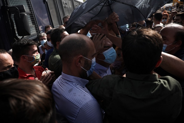 Ο Αλέξης Τσίπρας έξω από το Εφετείο Αθηνών 