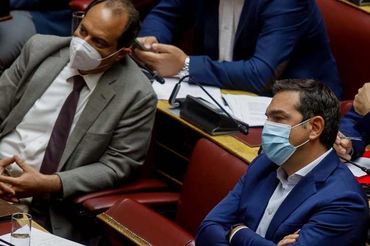 Ο πρόεδρος του ΣΥΡΙΖΑ, Αλέξης Τσίπρας, από τα έδρανα της Βουλής