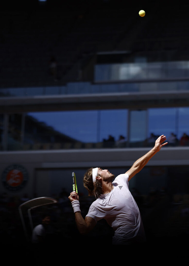 Roland Garros - Ημιτελικά: Ο Στέφανος Τσιτσιπάς ετοιμάζεται να «καρφώσει» την μπάλα στο σερβίς