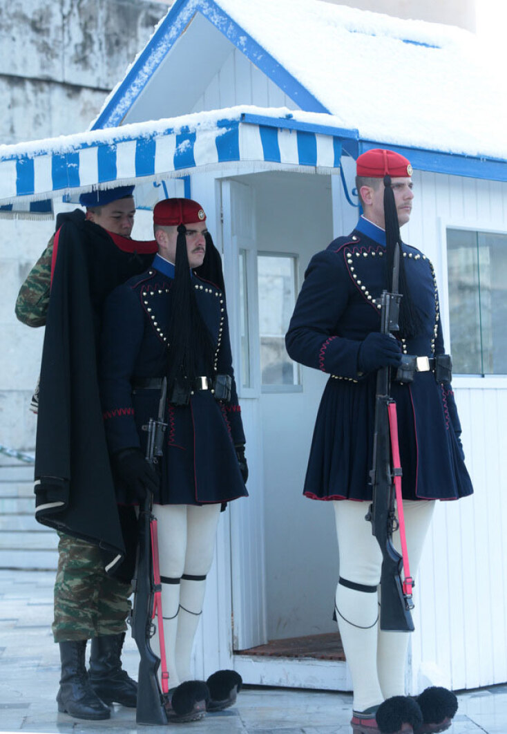 Εύζωνες στο μνημείο του στον Άγνωστου Στρατιώτη