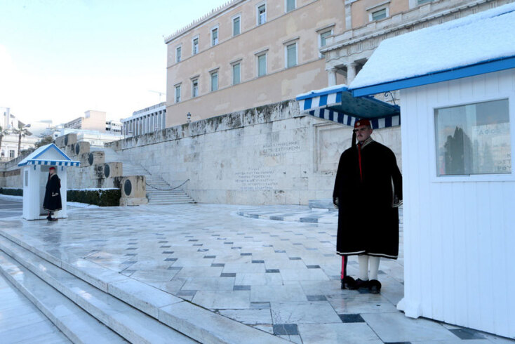 Εύζωνες στο μνημείο του στον Άγνωστου Στρατιώτη