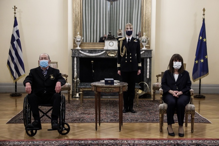 Στιγμιότυπο από την παρασημοφόρηση του Ιάκωβου Τσούνη