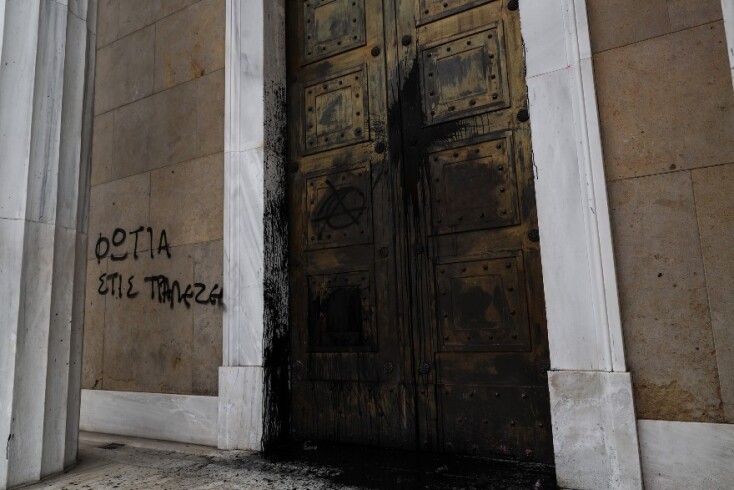 Επεισόδια με μολότοφ στις συγκεντρώσεις στο κέντρο της Αθήνας