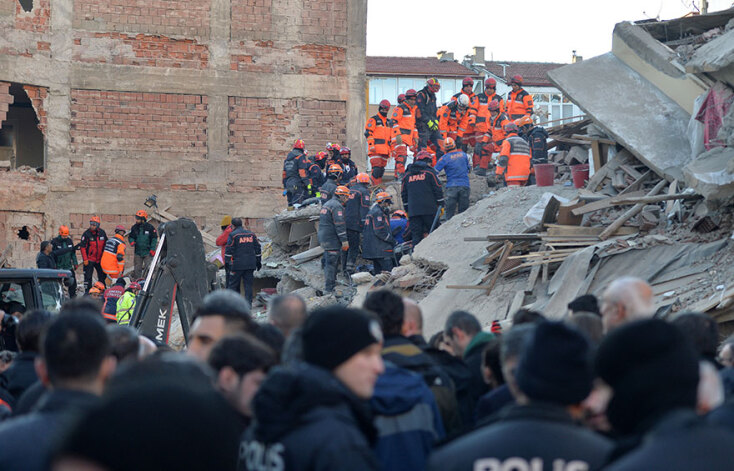 Φονικός σεισμός στην Τουρκία: Διασώστες επιχειρούν στις επαρχίες Ελαζίγ και Μαλάτεια