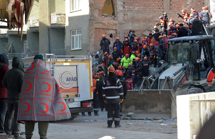 Μπουλντόζες και εκσκαφείς στα σημεία που κατέρρευσαν κτίρια στην Τουρκία μετά τον σεισμό