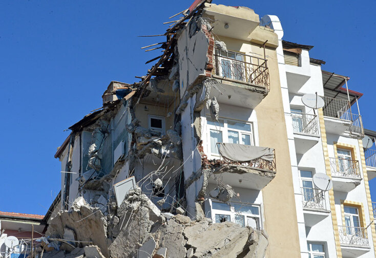 Σεισμός στην Τουρκία: Κατεστραμμένα κτίρια και νεκρούς άφησε πίσω του το φονικό χτύπημα του Εγκέλαδου