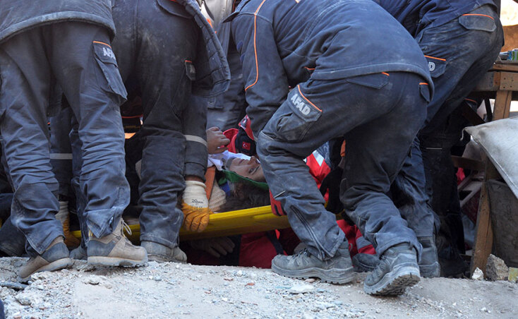 Φονικός σεισμός στην Τουρκία: Μια γυναίκα ανασύρθηκε ζωντανή 17 ώρες μετά το χτύπημα του Εγκέλαδου