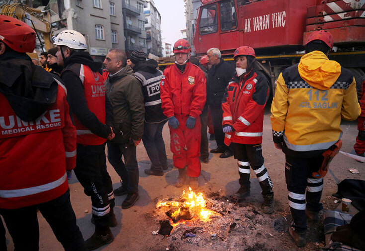 Σεισμός στην Τουρκία: Οι διασώστες έχουν να αντιμετωπίσουν και το τσουχτερό κρύο, καθώς η νύχτα πέφτει