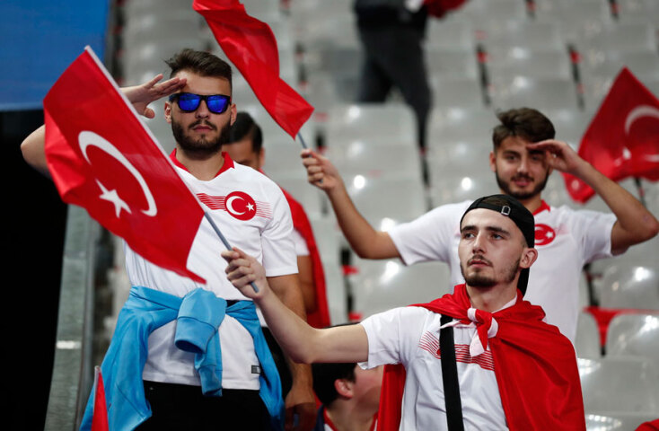 Στρατιωτικοί χαιρετισμοί από τους Τούρκους φιλάθλους στο γήπεδο Stade de France