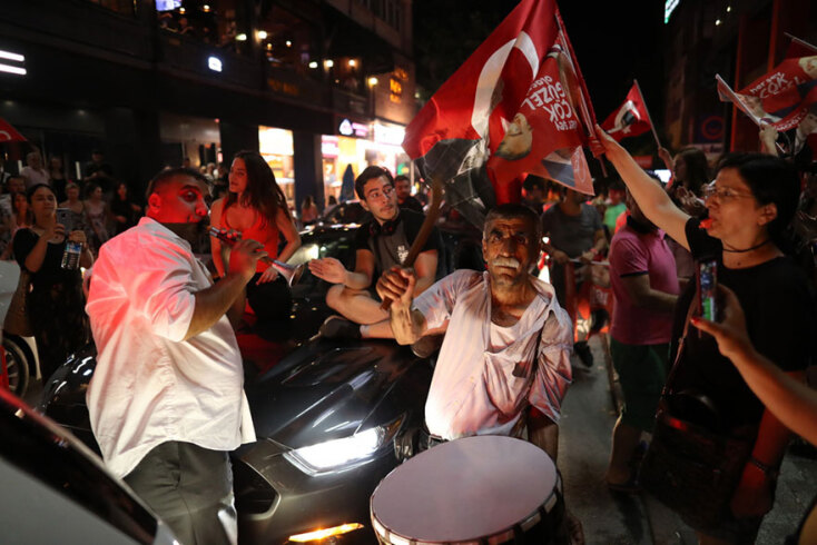 Γλέντι στους δρόμους της Κωνσταντινούπολης για τη νίκη Ιμάμογλου