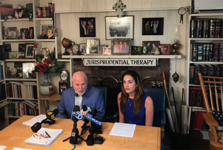 Η 25χρονη καθηγήτρια μαθηματικών με τον δικηγόρο της