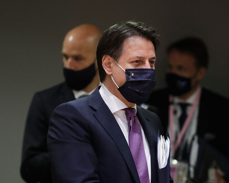 Politico: Με μάσκα ο πρωθυπουργός της Ιταλίας Τζουζέπε Κόντε στη Σύνοδο Κορυφής της ΕΕ