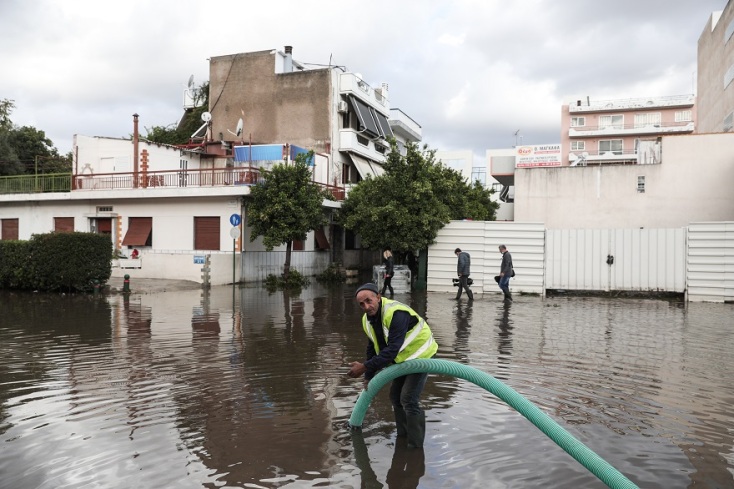 Άντληση των υδάτων από συνεργεία του δήμου