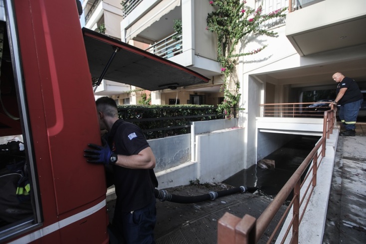 Άντληση υδάτων από την Πυροσβεστική Υπηρεσία από γκαράζ πολυκατοικίας στην Καλλιθέα