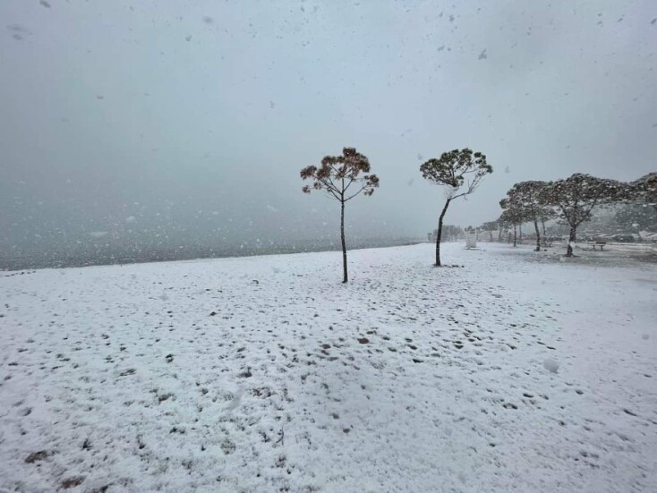 Κακοκαιρία «Ελπίς»: Στα «λευκά» ντύθηκε και η Γλυφάδα