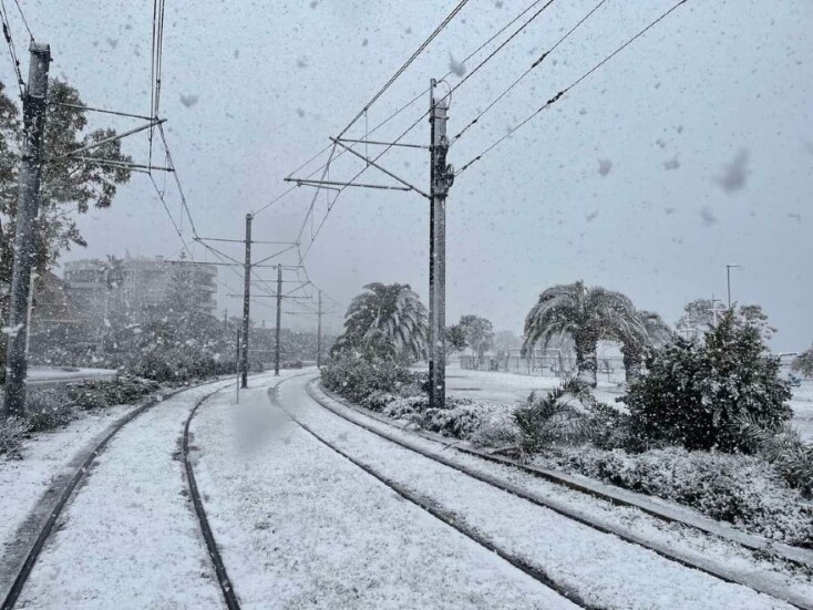 Έντονο το χιόνι και στη Γλυφάδα