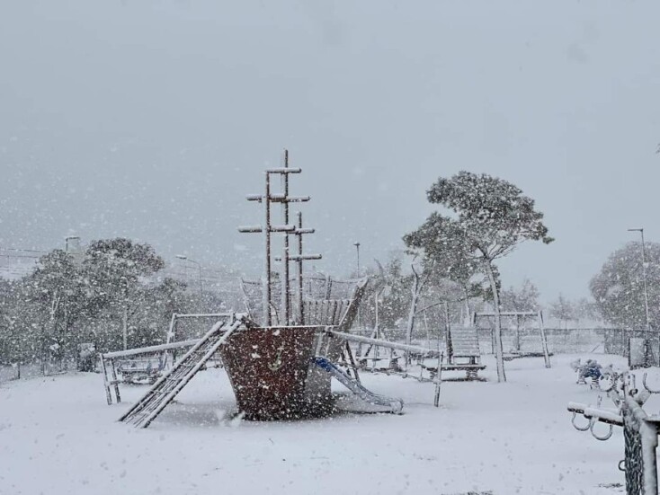 Η Κακοκαιρία «Ελπίς» έφερε χιόνια και στη Γλυφάδα