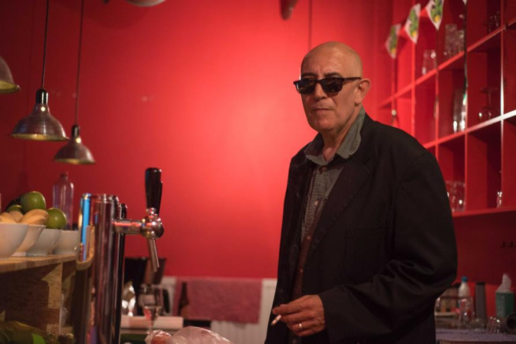 Ο συνθέτης τραγουδιών του μιούζικαλ «The Sea Between My Soul» και μουσικός των Sun City Girls, Άλαν Μπίσοπ