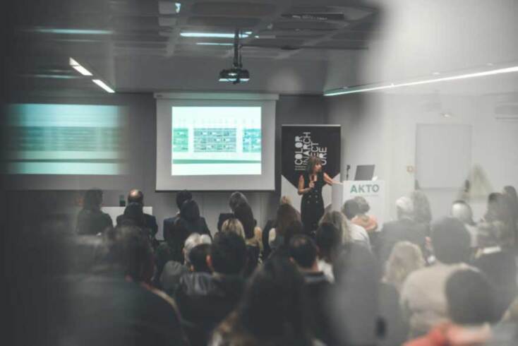 Η αρχιτέκτων Ρένα Σακελλαρίδου, πρόεδρος της επιτροπής στο βήμα