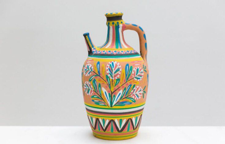 Χρηστικά αντικείμενα για την καθημερινότητα του νοικοκυριού, μέρος της προίκας κάθε νύφης,  από το αγγειοπλαστείο Γιασιράνη στον Αρχάγγελο της Ρόδου. Το πλούμισμα πάντα γινόταν από τις γυναίκες της οικογένειας. Δεκαετία του ’60.