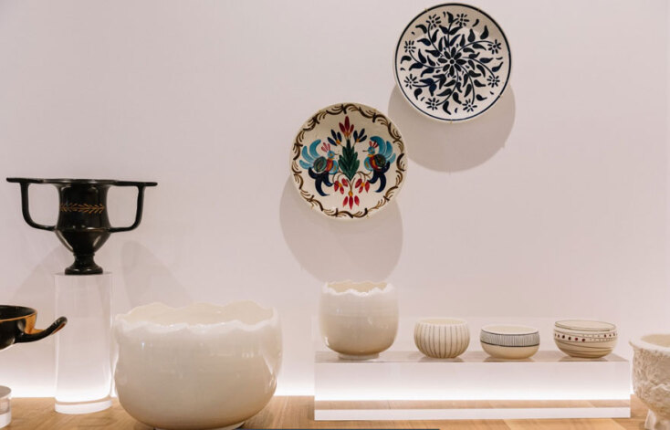 Κεραμικά από Κεραμεικό: Μία από τις πρώτες ελληνικές βιομηχανίες κεραμικών από τις αρχές του ’20 αιώνα. Παρήγαγε χρηστικά κεραμικά αλλά και μοναδικά κομμάτια. Στα ατελιέ της συνεργάστηκαν κατά καιρούς σπουδαίοι έλληνες εικαστικοί. Στο Cycladic Shop παρουσ