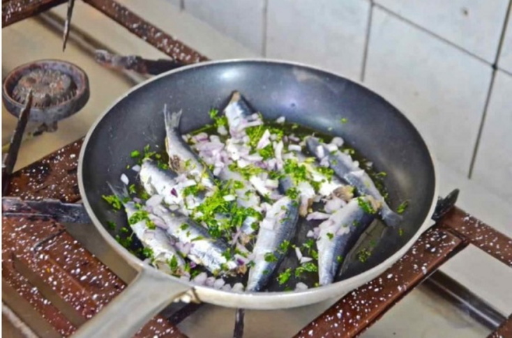 Οι μεθυσμένες σαρδέλες από τη φημισμένη ψαροταβέρνα της Ρούλας στην Κέρκυρα