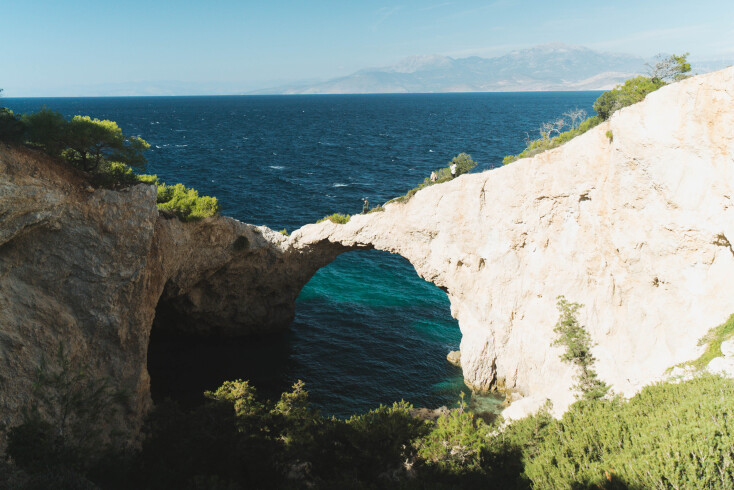 Τα γαλαζοπράσινα νερά στη σπηλιά της φώκιας στην Κόρινθο