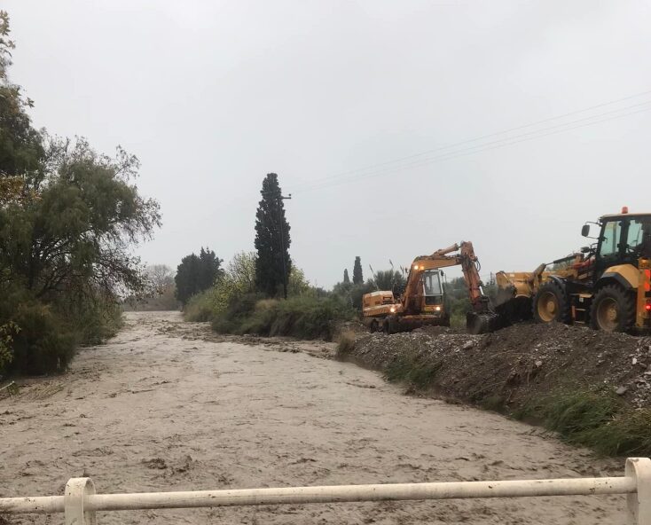 Προβλήματα στη Ναυπακτίας-εκκένωση των κατοικιών πέριξ του χειμάρρου Βαρειάς