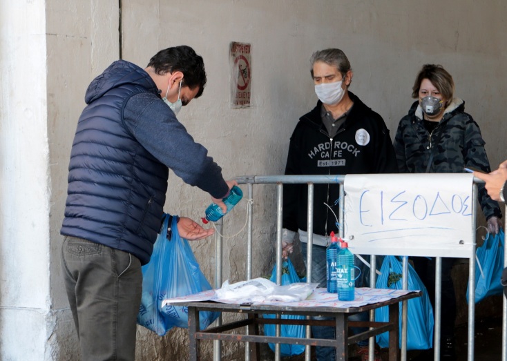 Αθήνα, πόλη - φάντασμα: 10 εικόνες από τους ερημωμένους δρόμους