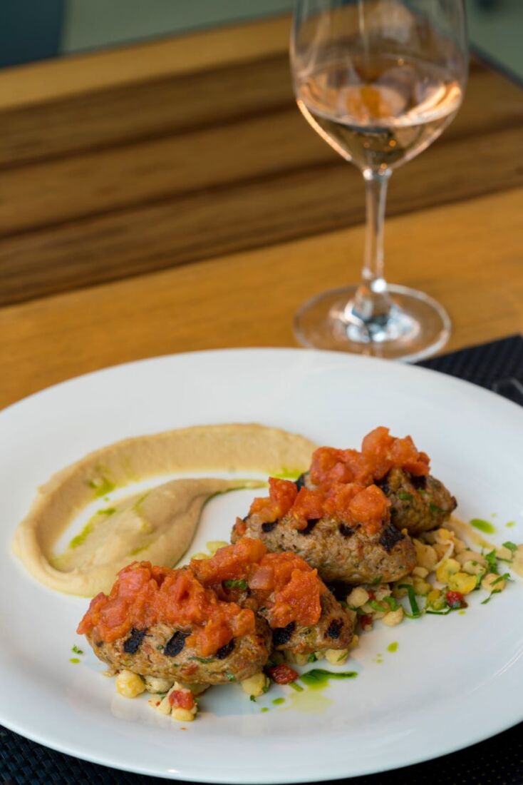 Σουτζουκάκια με πουρέ πατάτας στον Βασίλαινα