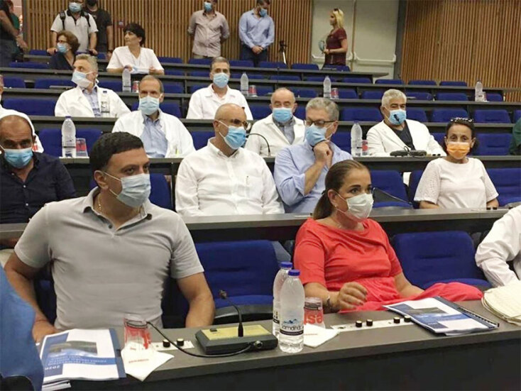 Βασίλης Κικίλιας και Ντόρα Μπακογιάννη με μάσκες σε σύσκεψη στο Γενικό Νοσοκομείο Χανίων Κρήτης