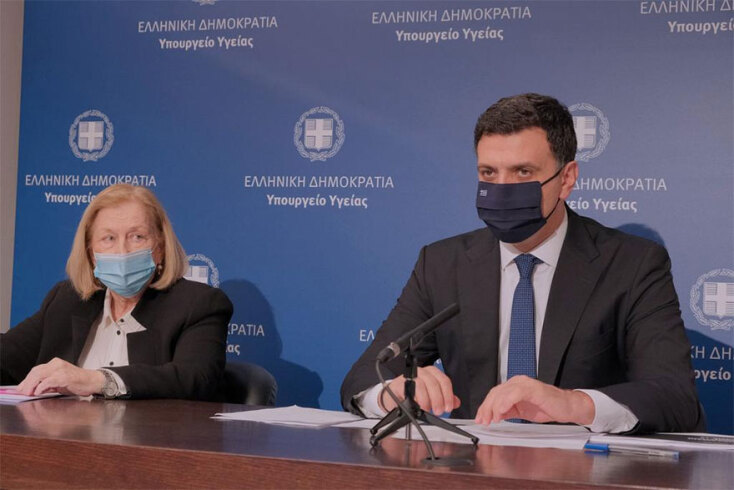 Ο υπουργός Υγείας, Βασίλης Κικίλιας, και η πρόεδρος της Εθνικής Επιτροπής Εμβολιασμών Μαρία Θεοδωρίδου