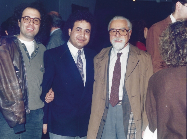 Από αριστερά: Άγγελος Σφακιανάκης, Βασίλης Σαλέας, Κυριάκος Μαραβέλιας-ιδιοκτήτης της δισκογραφικής εταιρίας Λύρα, στο Κολλέγιο Αθηνών για τη συναυλία του Σταμάτη Σπανουδάκη, 1992