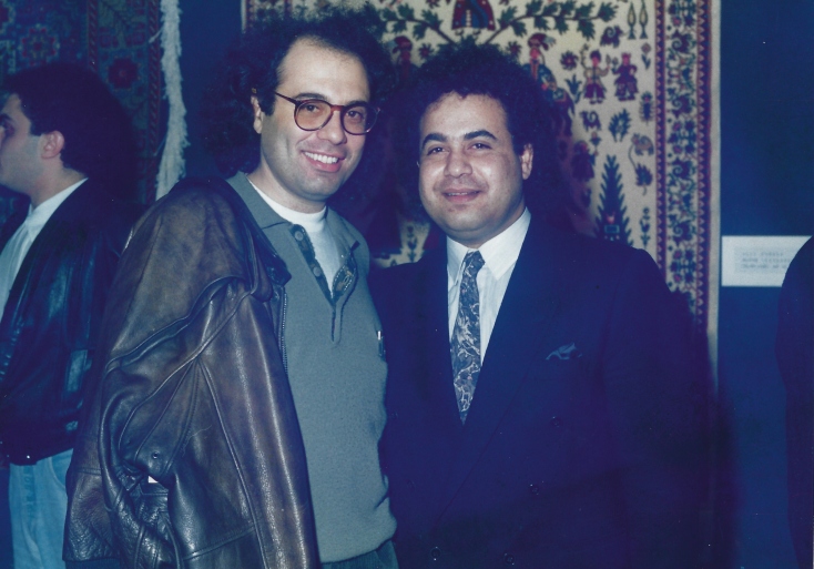 Από αριστερά: Άγγελος Σφακιανάκης, Βασίλης Σαλέας, στο Κολλέγιο Αθηνών για τη συναυλία του Σταμάτη Σπανουδάκη, 1992