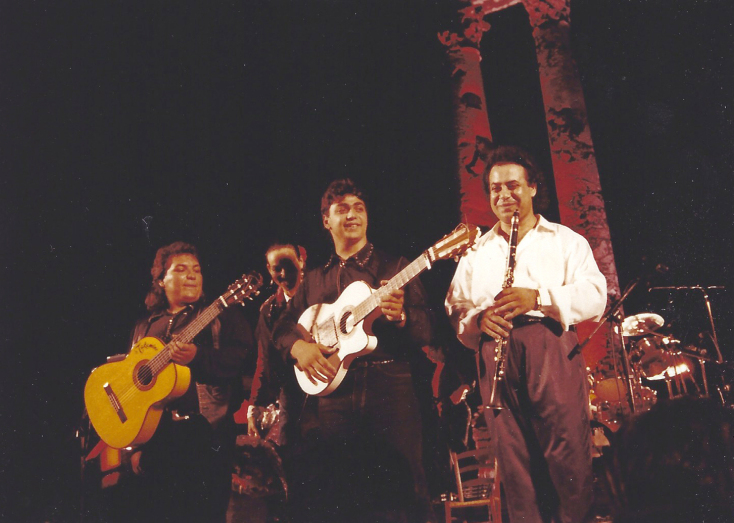 Από αριστερά: O τραγουδιστής των Gipsies, Μανόλο, Νίνα Κόρτι, Νίκολας, Βασίλης Σαλέας