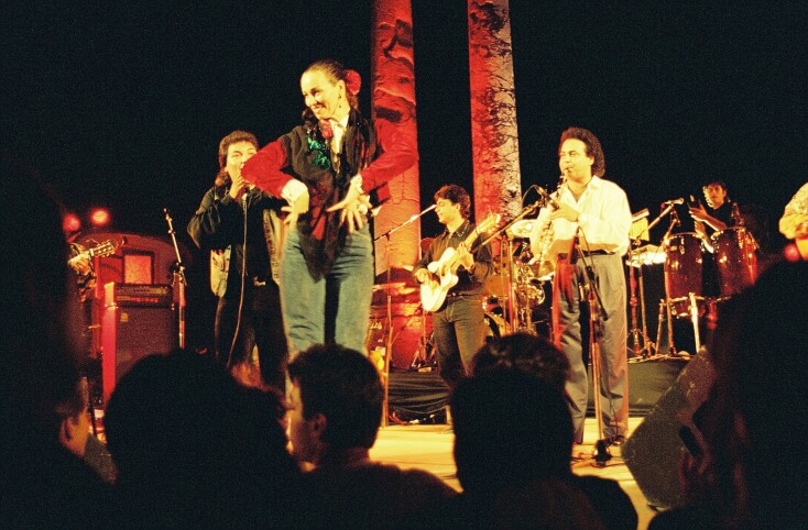 Ο Μανόλο τραγουδά, η Νίνα Κόρτι χορεύει φλαμένκο, ο Νίκολας και ο Βασίλης Σαλέας