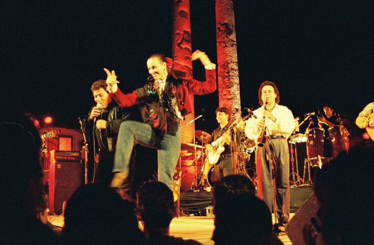 Ο Μανόλο τραγουδά, η Νίνα Κόρτι χορεύει φλαμένκο, ο Νίκολας και ο Βασίλης Σαλέας