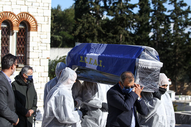 Βασίλης Σεβαστής - Κηδεία: Το φέρετρο έχει σκεπαστεί με σημαία του ΣΕΓΑΣ