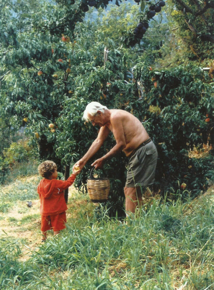 Ο Βασίλης Κρεμμυδάς με τον εγγονό του Μάρκο στο περιβόλι τους στο Πήλιο