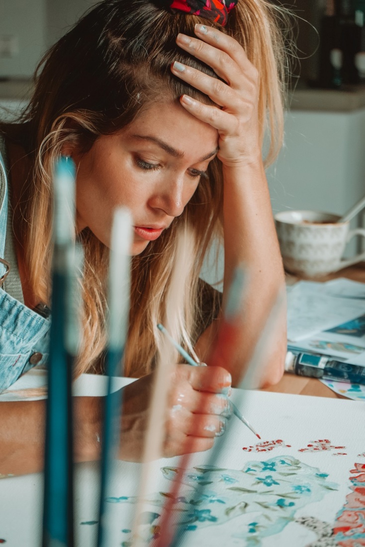 Η σχεδιάστρια Βάσια Κωσταρά ζωγραφίζει στο σπίτι της