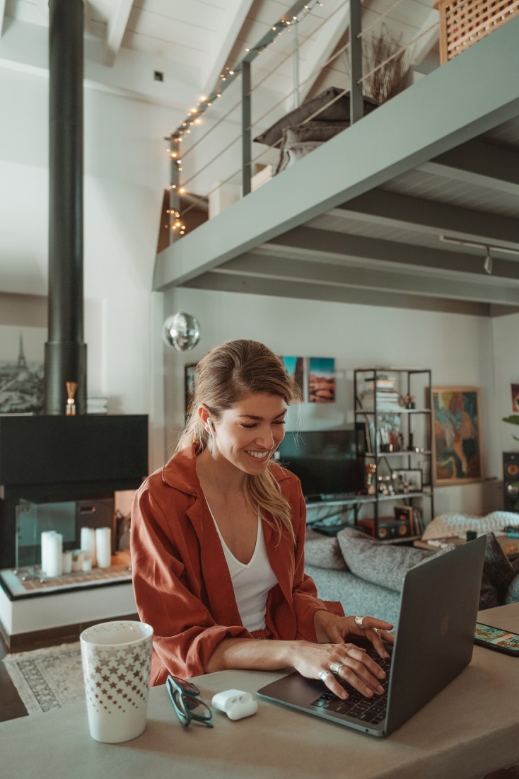 Η σχεδιάστρια Βάσια Κωσταρά στο σπίτι της