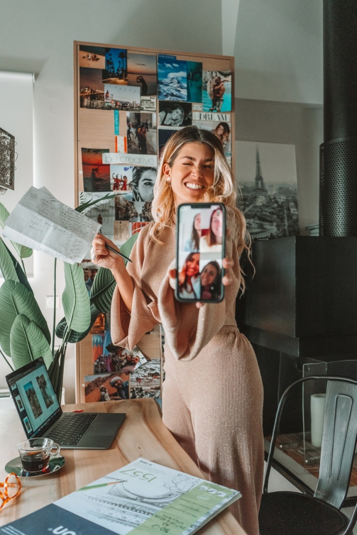 Η σχεδιάστρια Βάσια Κωσταρά στο σπίτι της