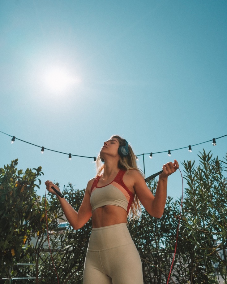 Η σχεδιάστρια Βάσια Κωσταρά γυμνάζεται στο σπίτι της